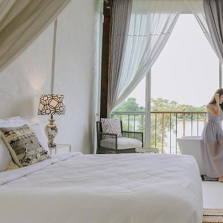 White Wall Riverfront Hotel Кампаенг Пет Екстериор снимка