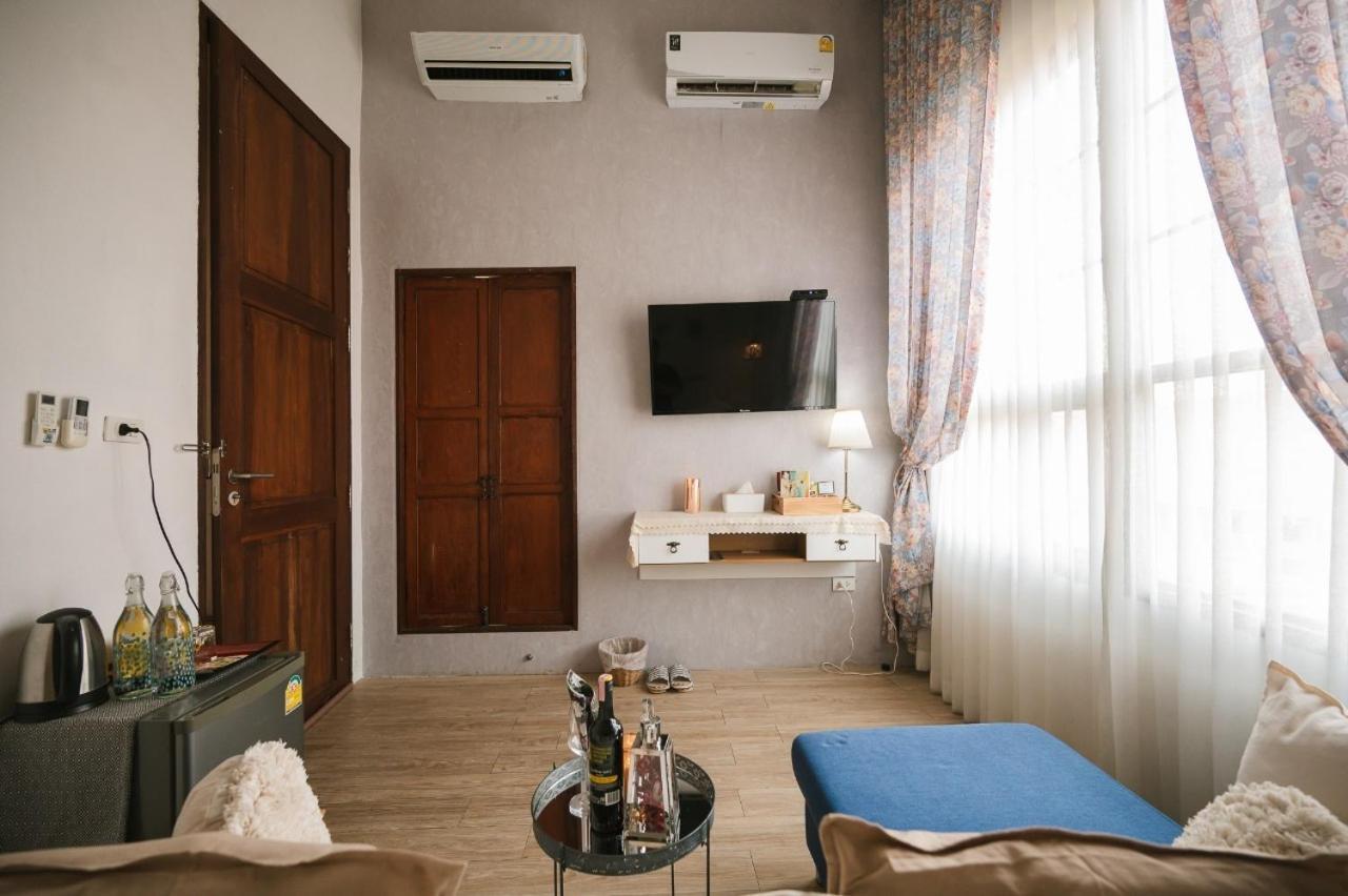 White Wall Riverfront Hotel Кампаенг Пет Екстериор снимка