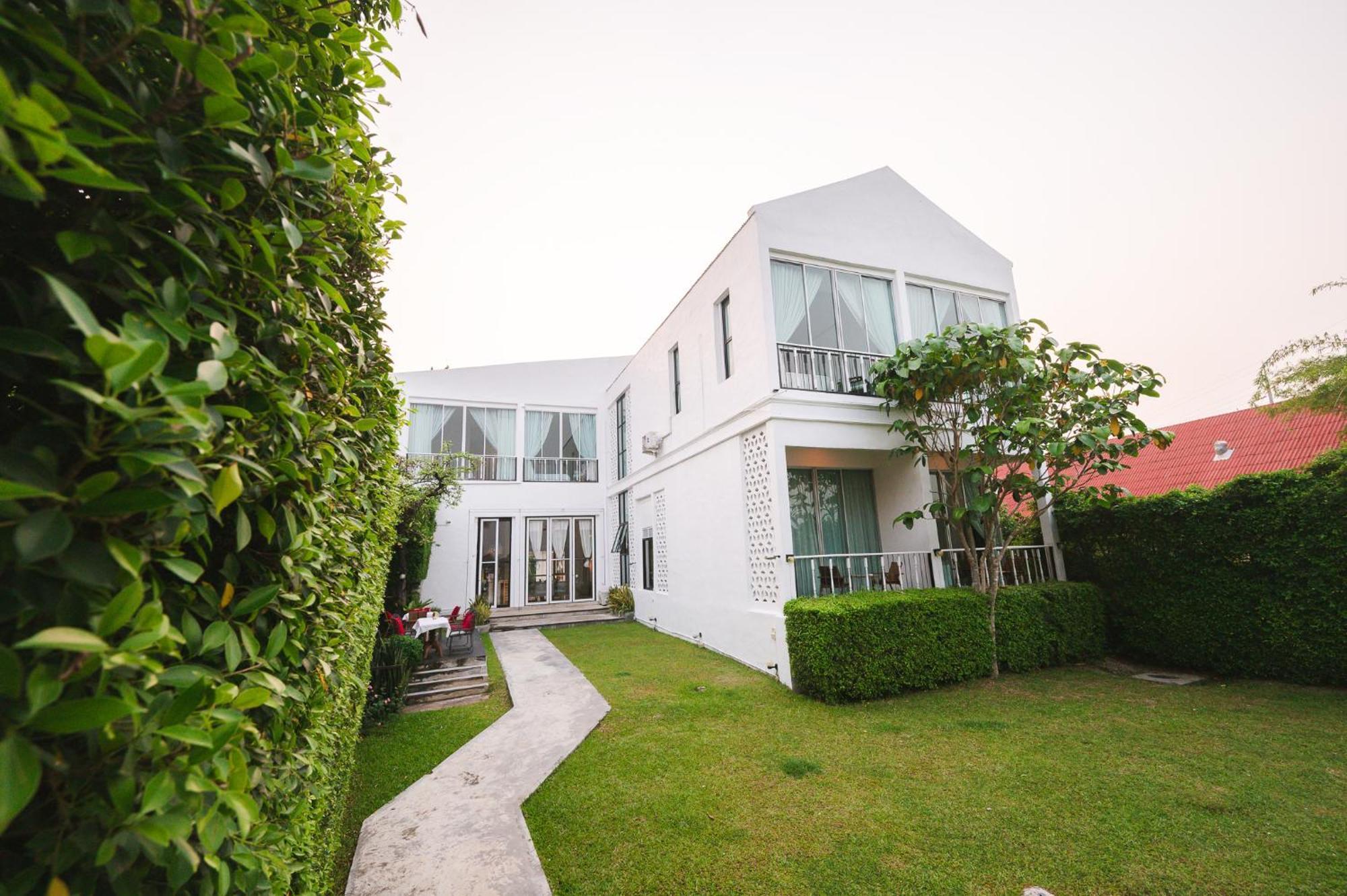 White Wall Riverfront Hotel Кампаенг Пет Екстериор снимка