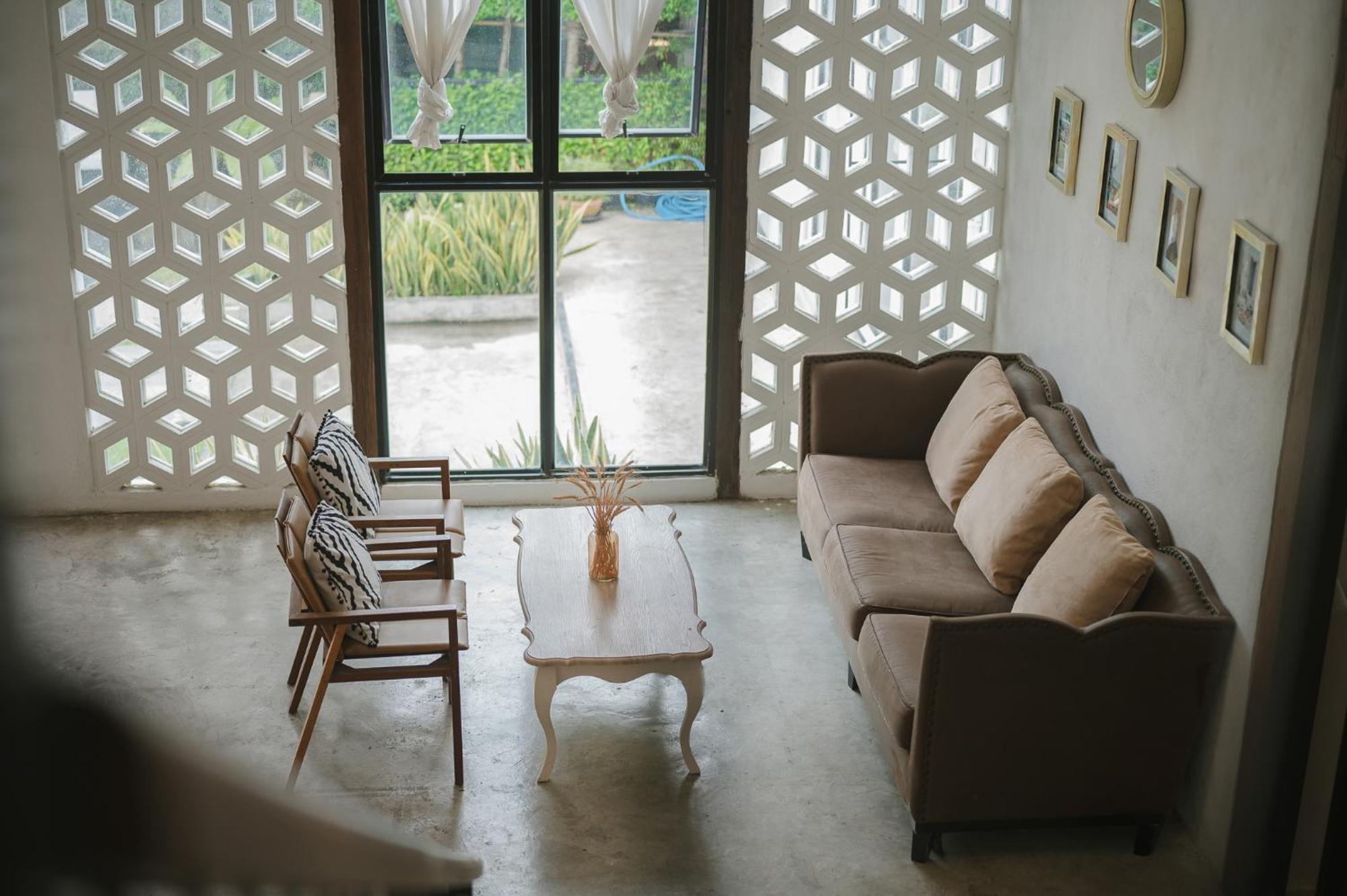 White Wall Riverfront Hotel Кампаенг Пет Екстериор снимка