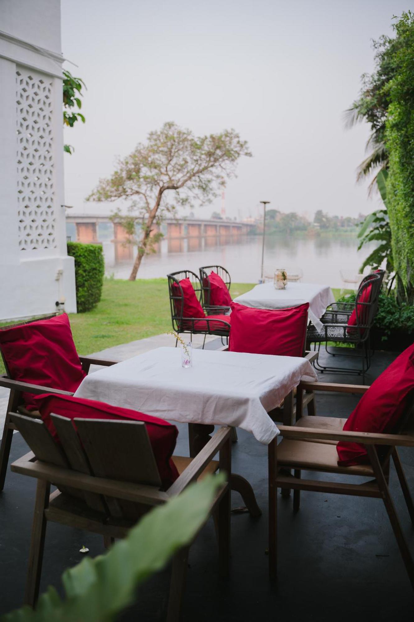White Wall Riverfront Hotel Кампаенг Пет Екстериор снимка
