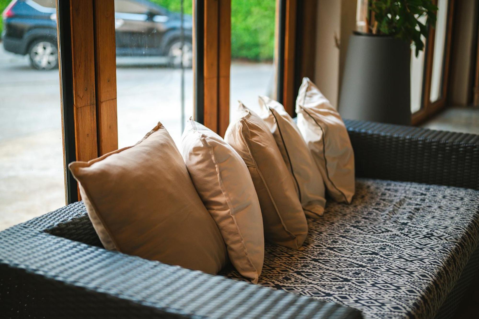White Wall Riverfront Hotel Кампаенг Пет Екстериор снимка