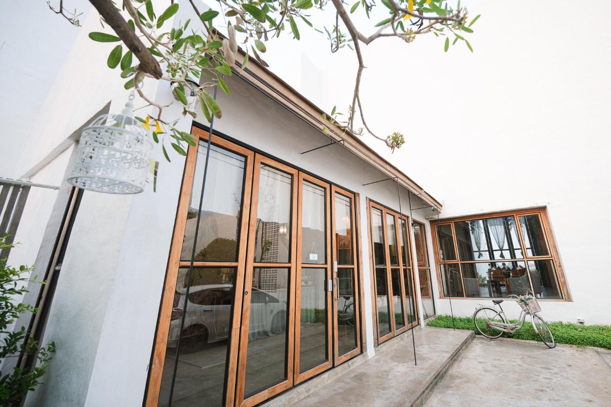 White Wall Riverfront Hotel Кампаенг Пет Екстериор снимка