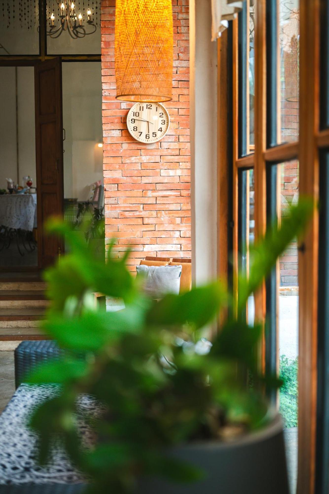 White Wall Riverfront Hotel Кампаенг Пет Екстериор снимка