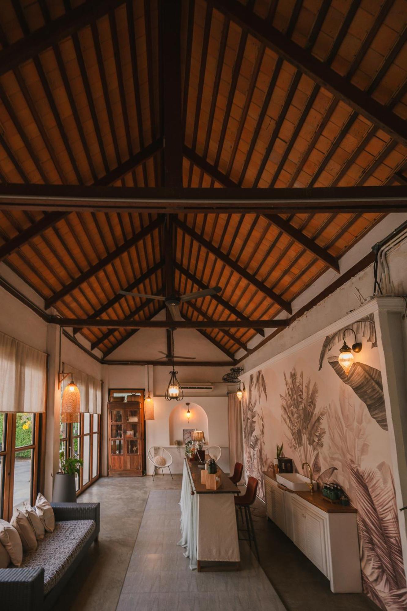 White Wall Riverfront Hotel Кампаенг Пет Екстериор снимка
