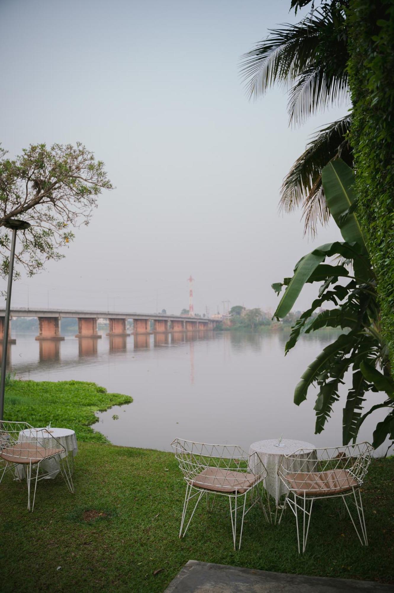 White Wall Riverfront Hotel Кампаенг Пет Екстериор снимка