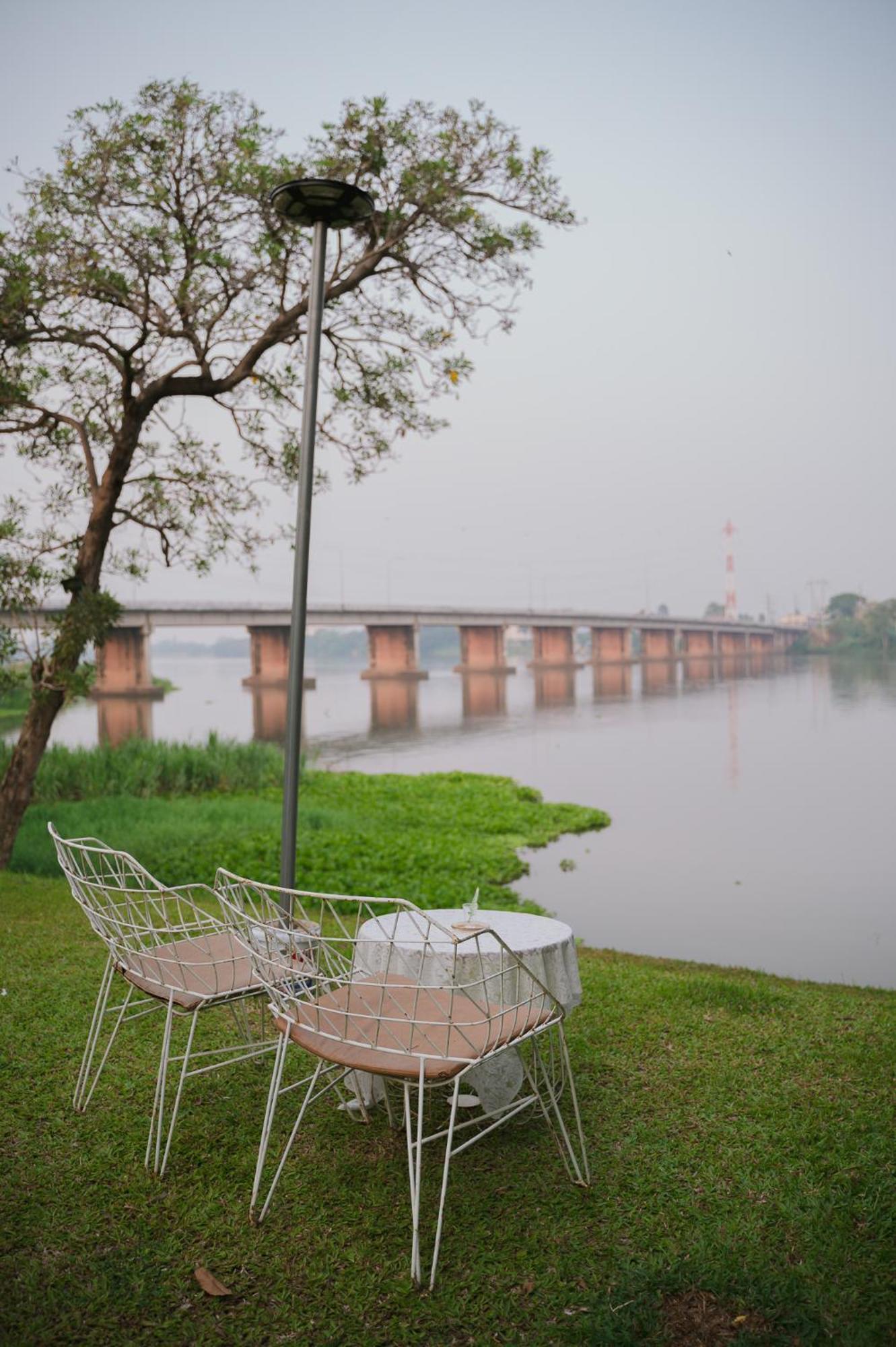 White Wall Riverfront Hotel Кампаенг Пет Екстериор снимка