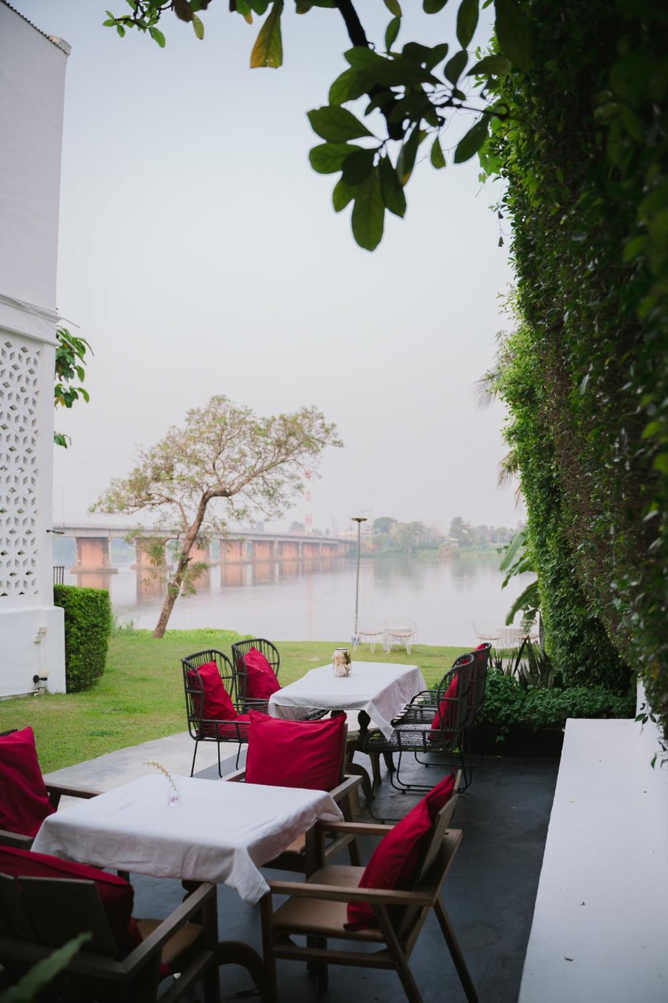 White Wall Riverfront Hotel Кампаенг Пет Екстериор снимка