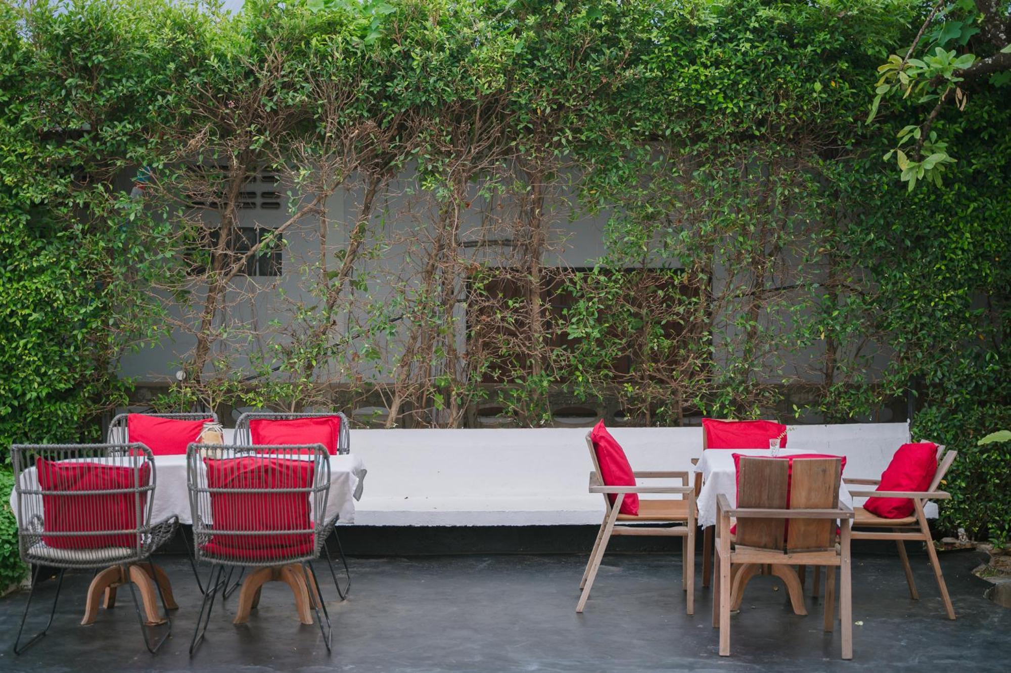 White Wall Riverfront Hotel Кампаенг Пет Екстериор снимка