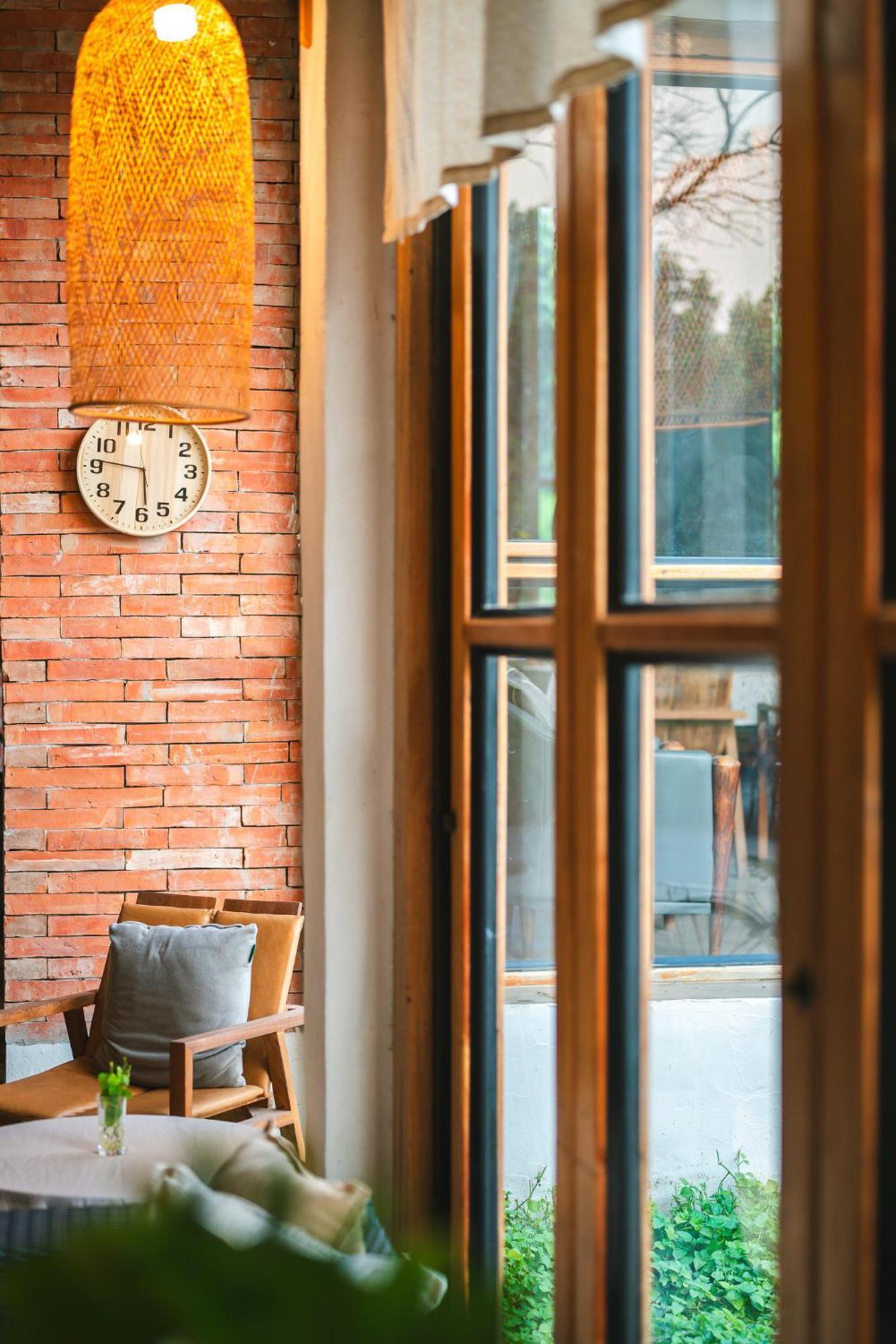 White Wall Riverfront Hotel Кампаенг Пет Екстериор снимка