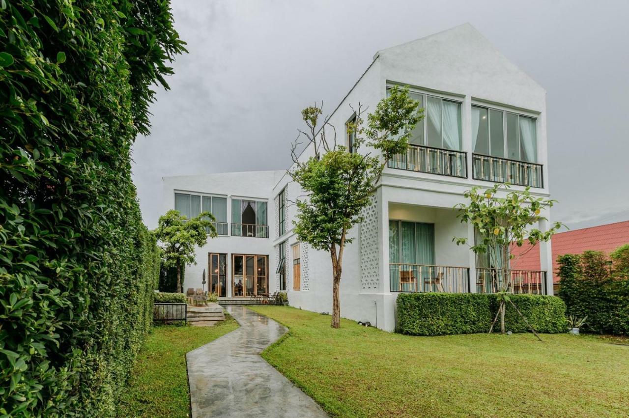 White Wall Riverfront Hotel Кампаенг Пет Екстериор снимка