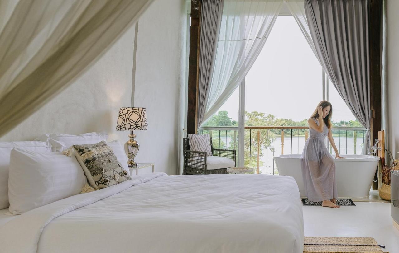 White Wall Riverfront Hotel Кампаенг Пет Екстериор снимка