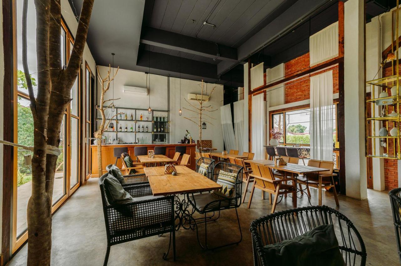 White Wall Riverfront Hotel Кампаенг Пет Екстериор снимка