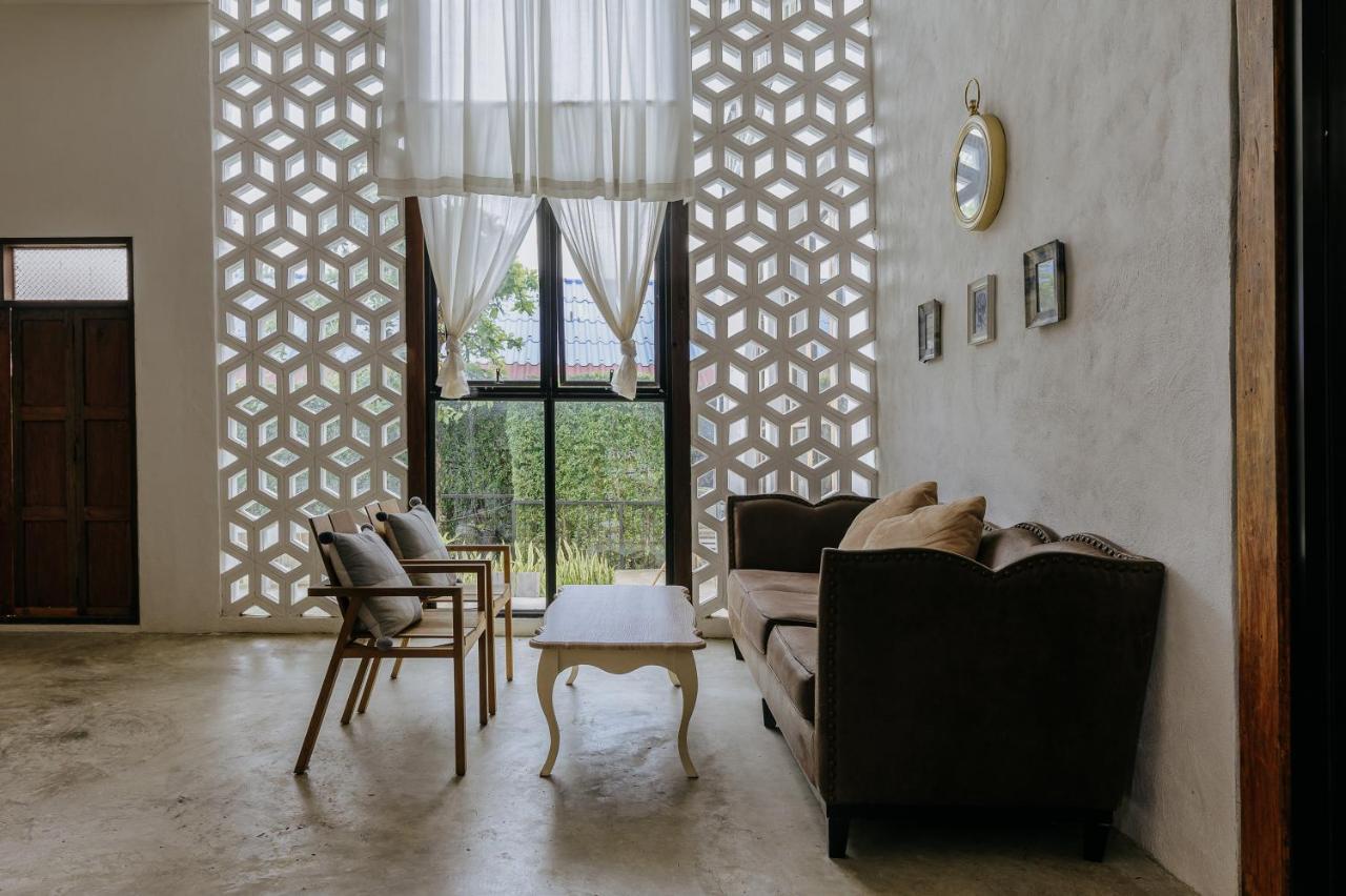 White Wall Riverfront Hotel Кампаенг Пет Екстериор снимка